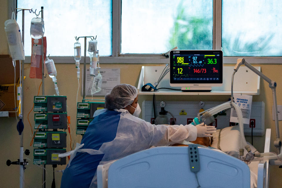 A health worker tends to a patient at the intensive care unit for patients infected with COVID-19 at the reference hospital Ronaldo Gazolla on March 24 in Rio de Janeiro, Brazil. (Photo: Buda Mendes via Getty Images)