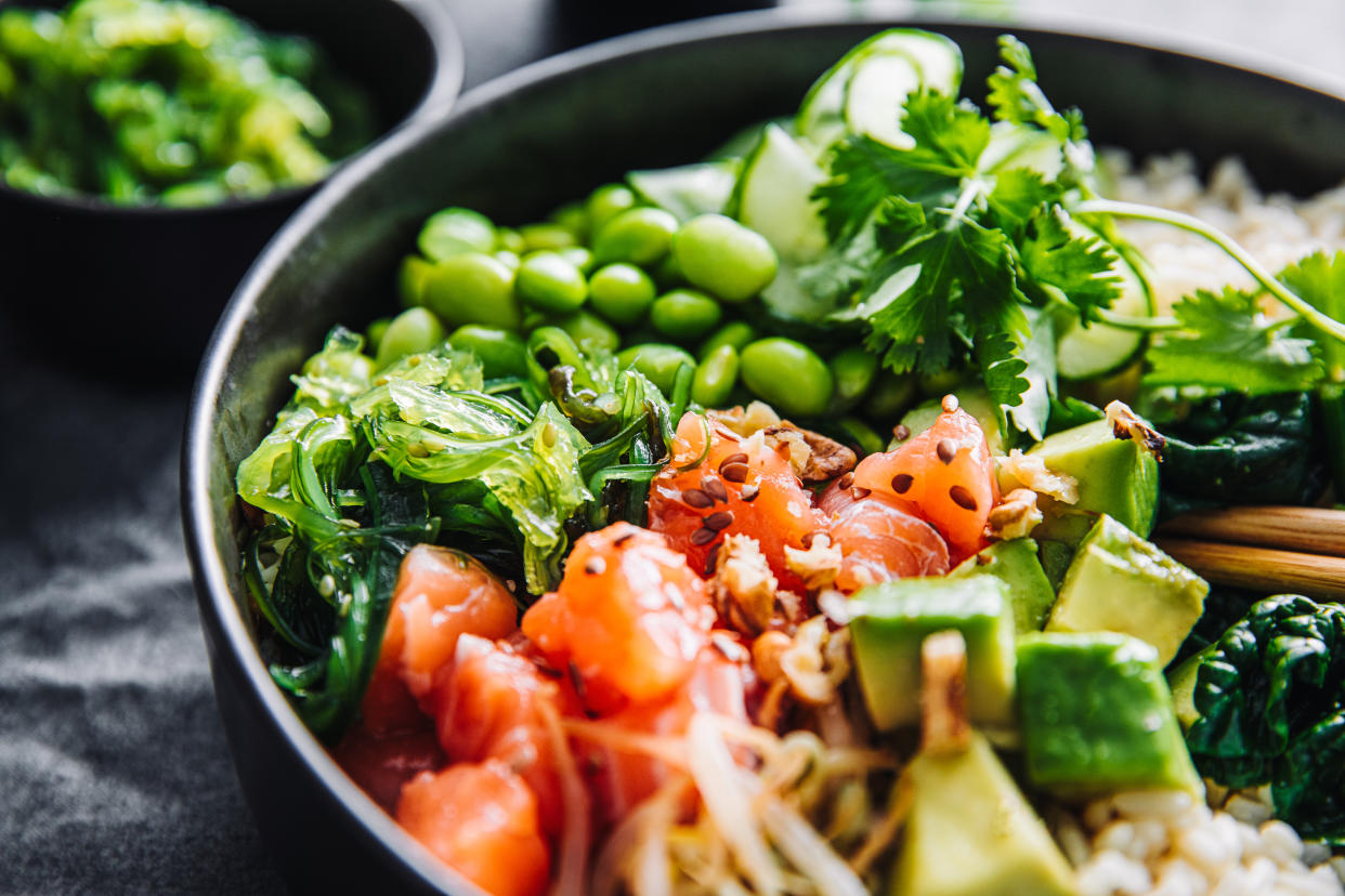 Extraviel Lachs wollte eine Kundin in ihrem Liebeskummer auf ihrer Poke Bowl sehen - und das Restaurant ging noch einen Schritt weiter (Symbolbild: Getty Images)