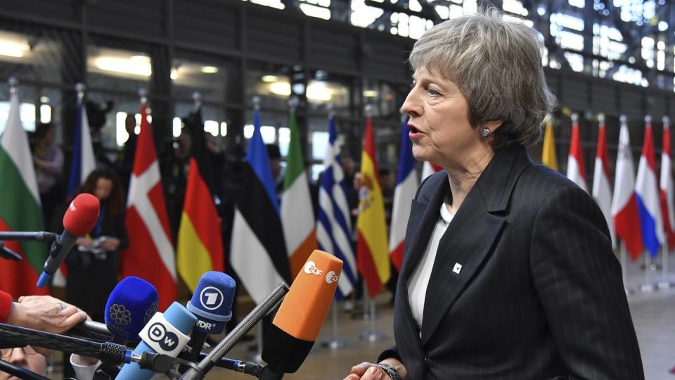 Theresa May, Premierministerin von Großbritannien, spricht mit Journalisten bei ihrer Ankunft zum EU-Gipfel. Foto: Geert Vanden Wijngaert/AP