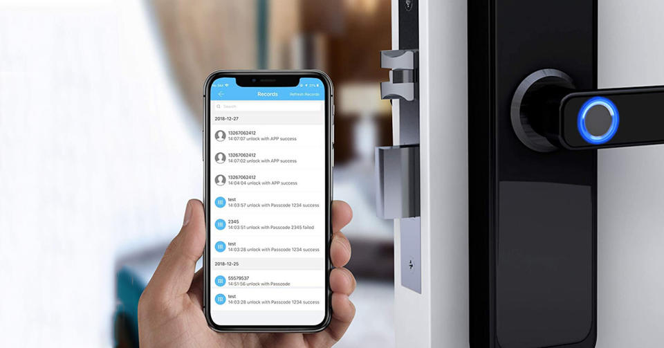 Una cerradura inteligente y su app de control en el celular - Foto: Amazon.com.mx