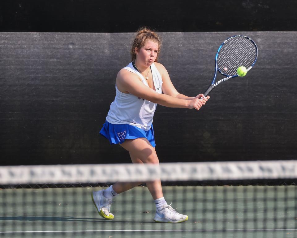 Stella Sebeny de Winnacunnet devuelve un tiro en su partido de individuales No. 2 con Caroline Drum de Souhegan en la semifinal de tenis femenino de la División I del martes en Hampton.