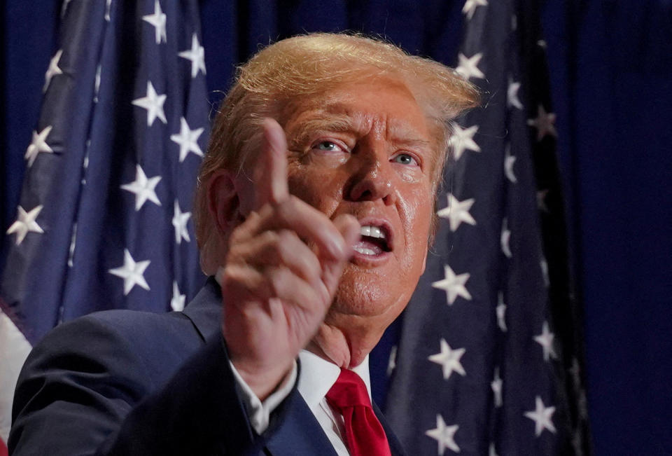 FOTO DE ARCHIVO: El candidato presidencial republicano y expresidente de Estados Unidos Donald Trump gesticula durante un acto de campaña el 2 de marzo en Richmond, Virginia, Estados Unidos 2 de marzo de 2024.  REUTERS/Jay Paul/File Photo