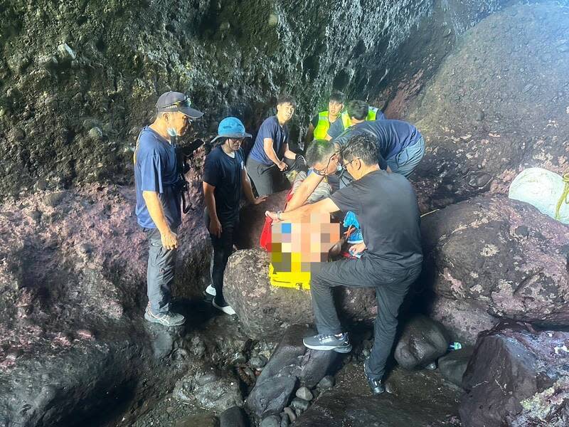 遊台東三仙台  7旬翁卡合歡洞石縫救出 來自台中的銀髮族旅遊團26日到台東三仙台遊玩，74 歲男性團員被發現卡在三仙台島上合歡洞石縫中，警 消助脫困，多處擦挫傷無大礙。 （海巡署東部分署第一三岸巡隊提供） 中央社記者李先鳳傳真  113年6月26日 