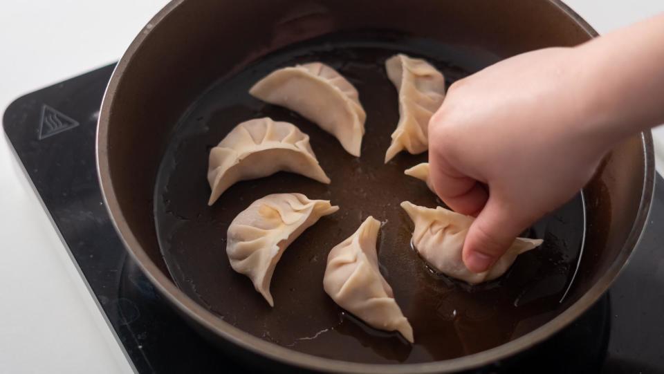 冰花煎餃子用什麼粉最好？想冰花孔脆底夠明顯要加一樣嘢（附零失敗的粟粉水完美比例）