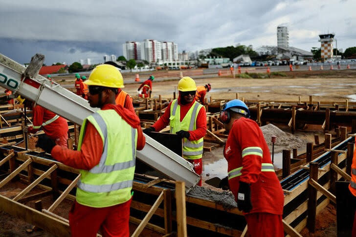 Varios operarios trabajan en el lugar que acogerá la cumbre climática COP30 en Belém, estado de Pará, Brasil.