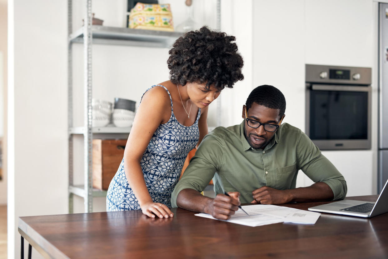 There are a series of items to consider when choosing a life insurance policy. / Credit: Nicolas Hansen/Getty Images