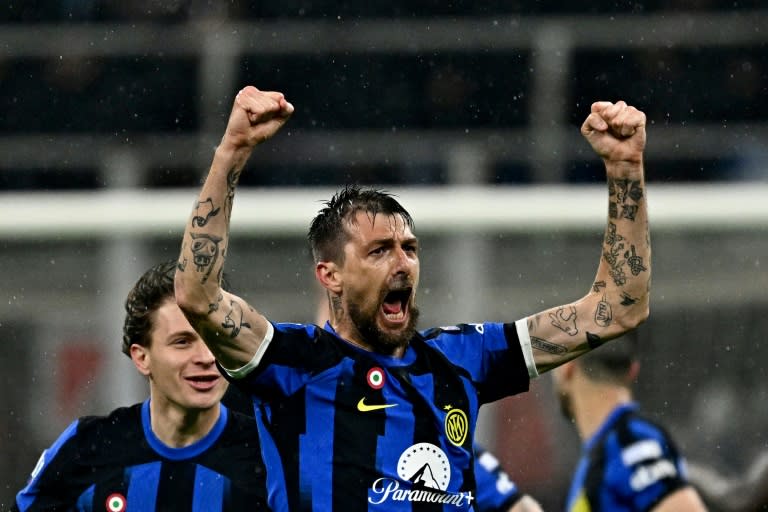 El defensor italiano del Inter de Milán Francesco Acerbi celebra el primer gol marcado por su equipo en el partido de la Serie A contra el AC Milan en San Siro, el 22 de abril de 2024 (GABRIEL BOUYS)