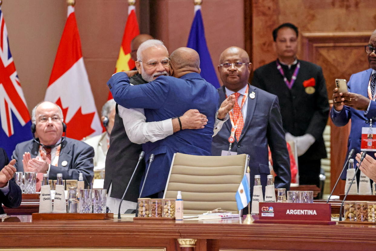 Le Premier ministre indien, Narendra Modi, salue le président de l'Union africaine et président des Comores, Azali Assoumani, le 9 septembre 2023, à l'ouverture du G20 à New Delhi.  - Credit:LUDOVIC MARIN / POOL / AFP