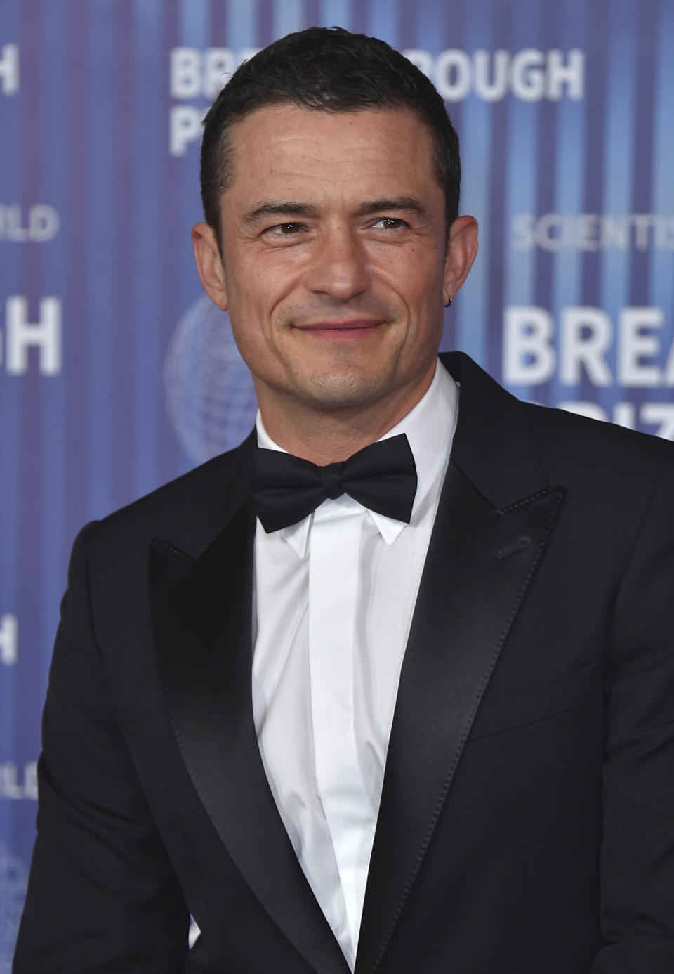 Orlando Bloom llega a la 10a ceremonia del Premio Breakthrough el sábado 13 de abril de 2024, en el Museo de la Academia de Cine en Los Angeles. (Foto Jordan Strauss/Invision/AP)