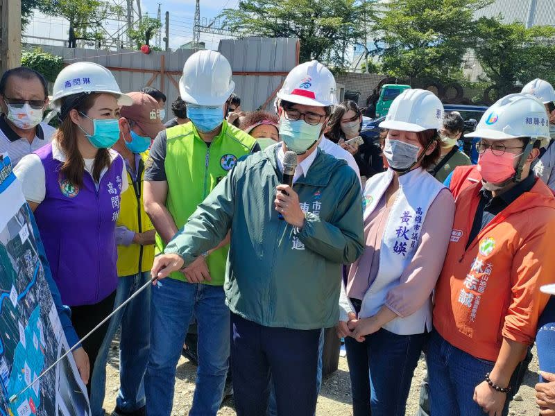 ▲高雄市長陳其邁關心防汛整備，今天率市府水利局團隊視察抽水站工程進度及防汛整備工作，並當場指示水利局務必做好相關之應變措施。（圖／高市府提供）