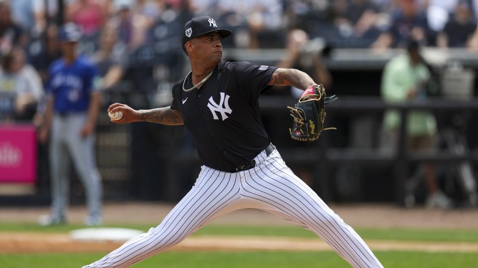 16 de marzo de 2024;  Tampa, Florida, Estados Unidos;  Luis Gil (81), lanzador de los Yankees de Nueva York, lanza un lanzamiento contra los Blue Jays de Toronto en la primera entrada en George M. Steinbrenner Field.  Crédito obligatorio: Nathan Ray Seebeck-USA TODAY Deportes