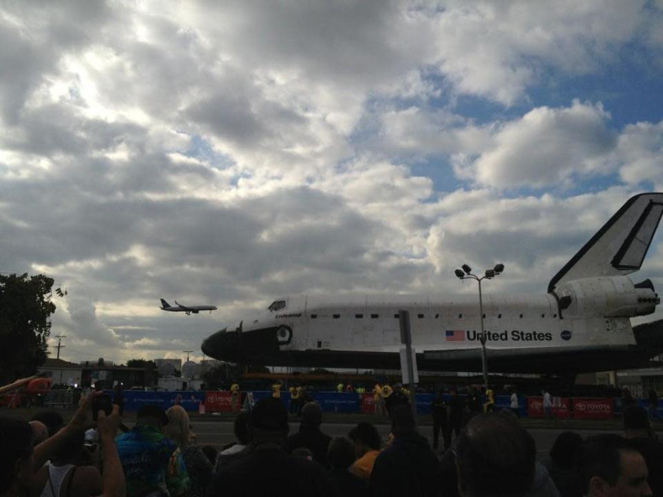 What a landing plane looks like vs. Endeavour. (Photo courtesy of Yahoo! editor <a href="https://twitter.com/maxzimbert" rel="nofollow noopener" target="_blank" data-ylk="slk:Max Zimbert;elm:context_link;itc:0;sec:content-canvas" class="link ">Max Zimbert</a>)