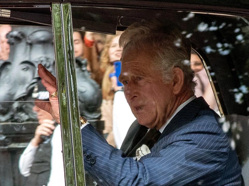König Charles III. dankt den zahlreichen Menschen, die sich vor dem Buckingham Palast eingefunden haben. (Bild: getty/[EXTRACTED]: Stuart Brock/Anadolu Agency via Getty Images)