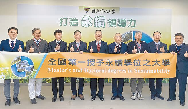 中央大學執行全台首次「ESG人資大調查」，發現大型企業追求永續發展，開出綠色技能相關職缺逐年攀升，因此新成立「永續與綠能科技研究學院」，將成為全國第1個授予永續碩博士學位的大學。（呂筱蟬攝）