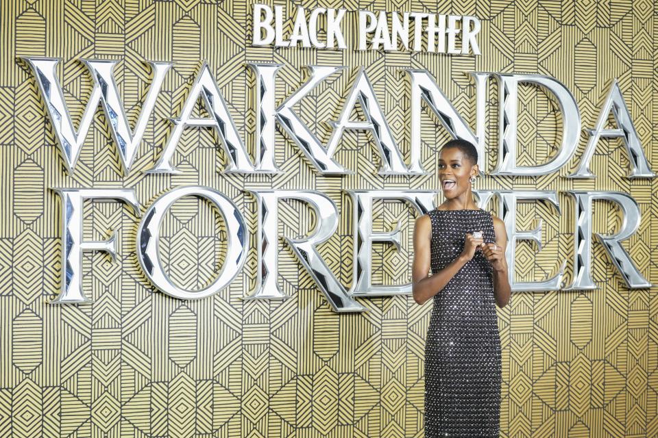 Letitia Wright posa a su llegada a la alfombra roja de “Black Panther: Wakanda Forever” en Londres, el jueves 3 de noviembre de 2022. (Foto Scott Garfitt/Invision/AP)