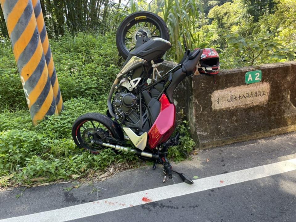 台三線阿婆灣重機翻覆倒立。（記者湯朝村翻攝）