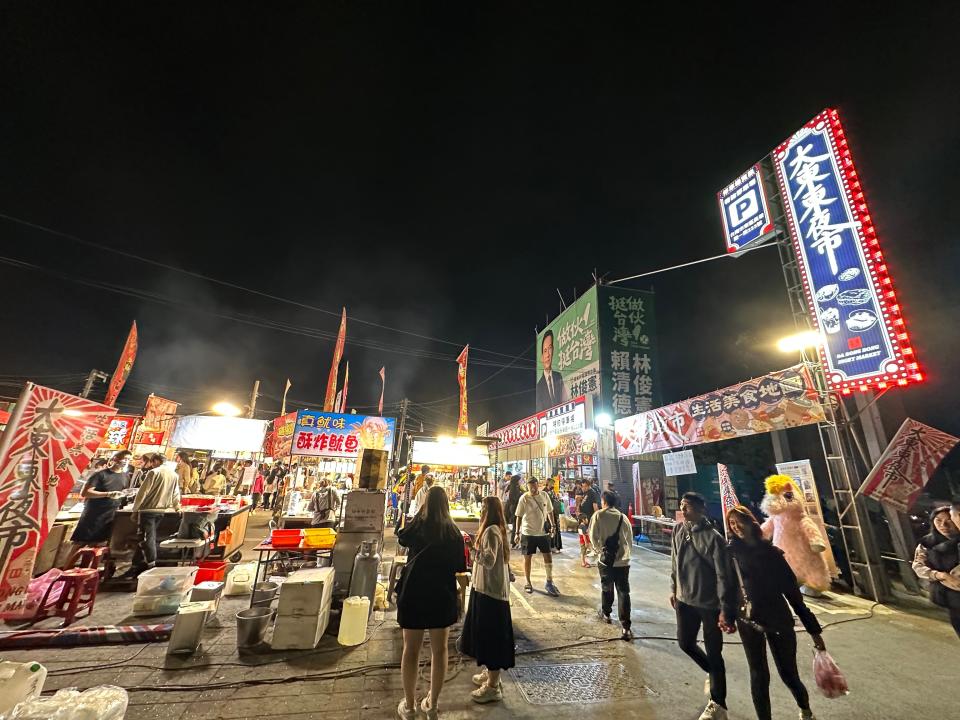 大東東夜市餐飲區的人潮近期明顯減少。辛啓松攝