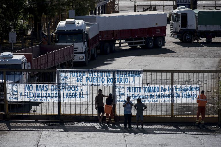 Piquete de trabajadores portuarios del puerto de Rosario por un conflicto salarial 
