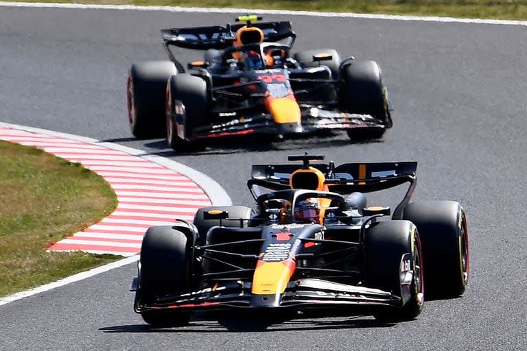 El 1-2 de Red Bull Racing en el Gran Premio de Japón: Max Verstappen lideró sobre Sergio Checo Pérez y la escudería de Milton Keynes repitió el festejo y con las mismas posiciones como en Bahréin y Arabia Saudita