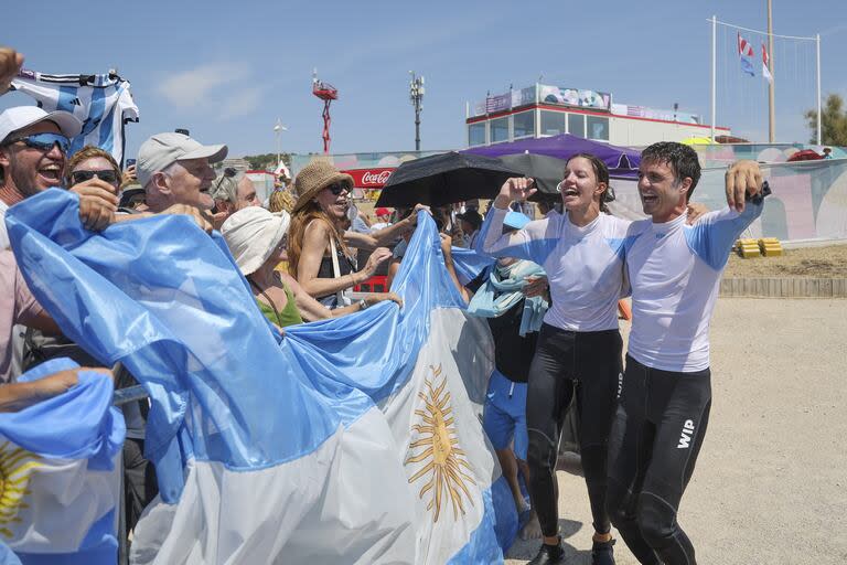 Mateo Majdalani y Eugenia Bosco festejan con familiares y allegados, luego de ganar la medalla de plata en Nacra 17 de yachting 