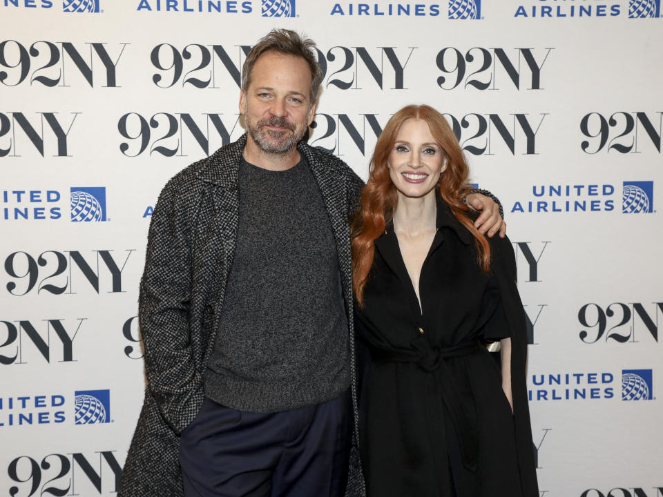 Los actores Peter Sarsgaard, izquierda, y Jessica Chastain posan tras bambalinas antes de una charla sobre la película "Memory," en The 92nd Street NY, el viernes 15 de diciembre de 2023, en Nueva York. (Foto Andy Kropa/Invision/AP)