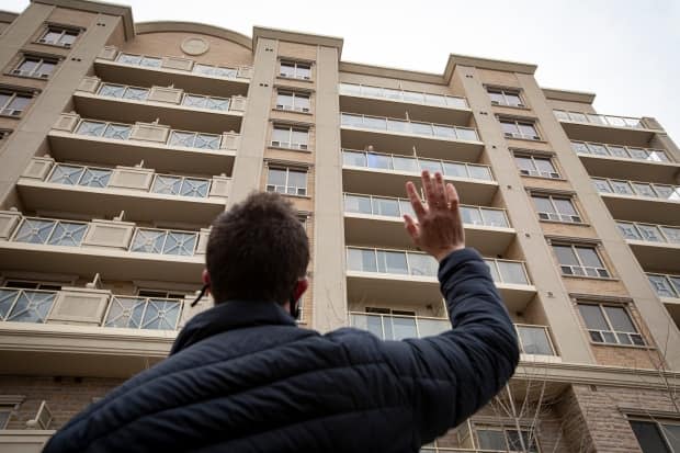 While Barb Horowitz isolated in her room due to a COVID-19 outbreak among unvaccinated retirement home staff, her grandson Josh Horowitz dropped by to give her a wave from outside.