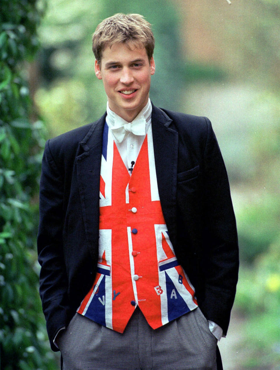 ARCHIVO - El príncipe Guillermo de Gran Bretaña, con un chaleco Union Jack, posa en esta foto de 2000 en Eton, Inglaterra. (Ian Jones, Pool Photo vía AP, archivo)