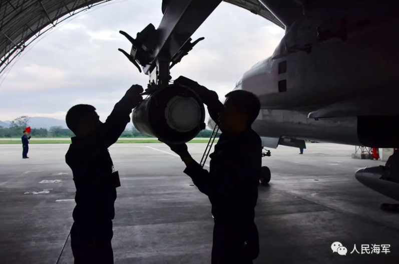 飛行員為實戰演練做準備。   圖：翻攝自中國海軍