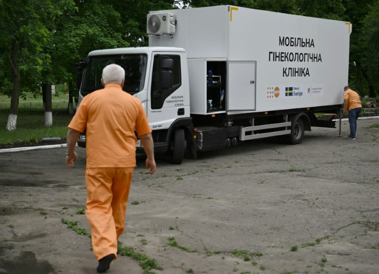 Un camion proposant des consultations itinérantes de gynécologie, à Novomykolaivka, dans l'est de l'Ukraine, le 13 juin 2024 (Genya SAVILOV)