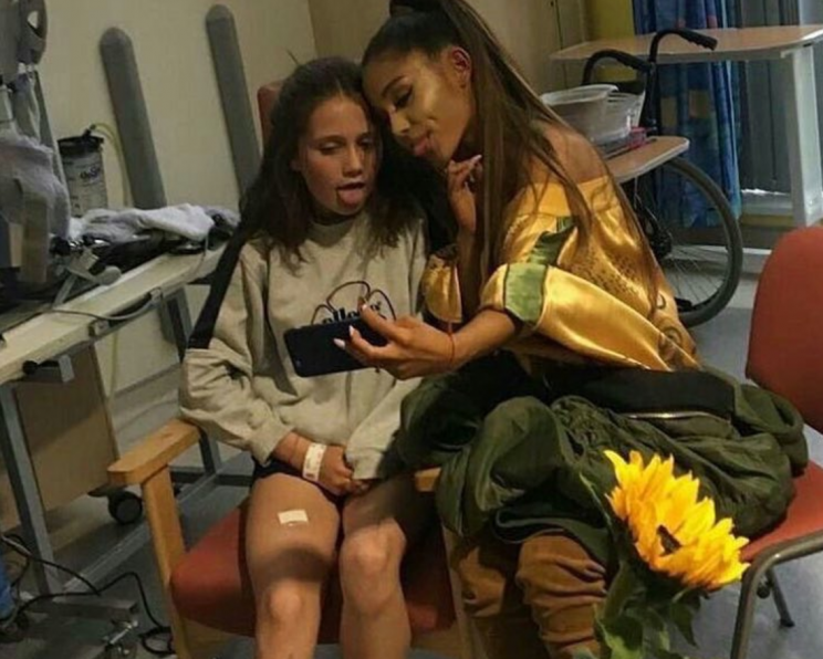 Ariana met with fans ahead of last night’s show.