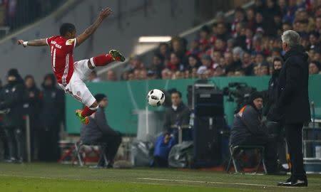 Football Soccer - Bayern Munich v VFL Wolfsburg - German Cup (DFB Pokal) - Allianz Arena Munich, Germany - 7/2/17 - Bayern Munich's Douglas Costa is watched by his coach Carlo Ancelotti during their match against VFL Wolfsburg. REUTERS/Michaela Rehle/Files