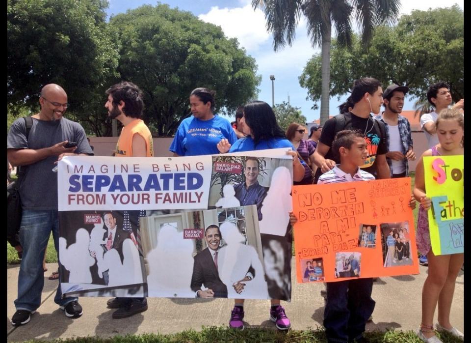  Immigrant families rally at detention center for Father's Day, call on Rubio, Diaz-Balart 