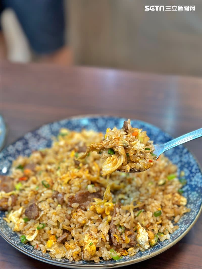 除了招牌臭皮炒飯，客人們心目中的第二名是「韓式泡菜牛肉炒飯」。（圖／記者劉沛妘攝影）