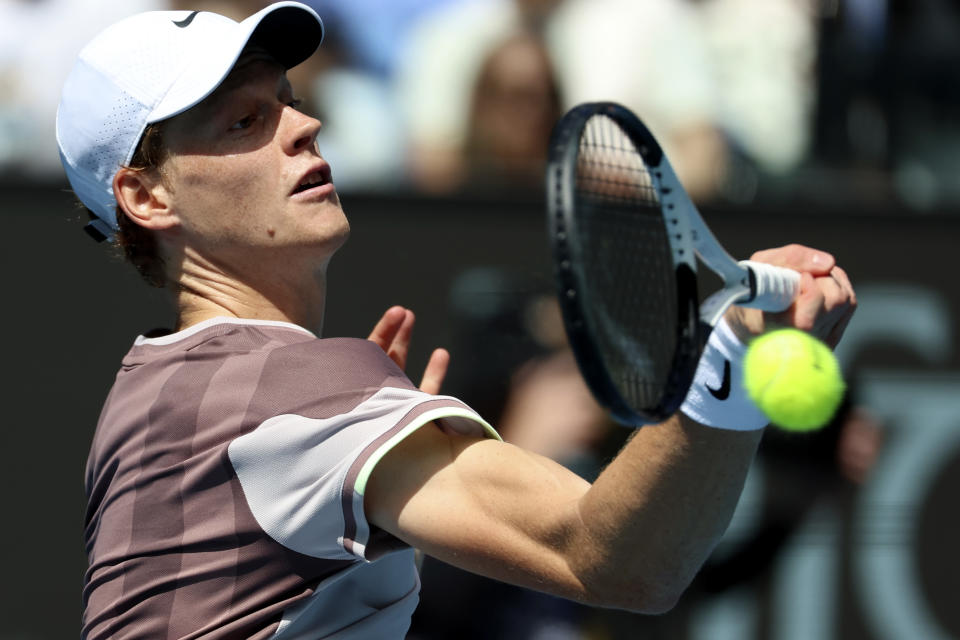 El italiano Jannik Sinner devuelve una pelota a Novak Djokovic en su partido de semifinales del Abierto de Australia, en Melbourne Park, Melbourne, Australia, el 26 de enero de 2024. (AP Foto/Asanka Brendon Ratnayake)