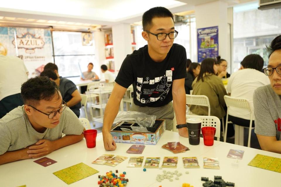 疫情之前，派對或策略遊戲是桌遊愛好者較常聚在桌遊店同樂的遊戲類型。（桌弄提供）