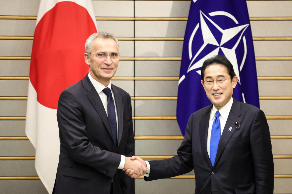 北大西洋公約組織秘書長史托騰柏格（Jens Stoltenberg）訪問東京，31日與日本首相岸田文雄會談後舉行聯合記者會。（路透）