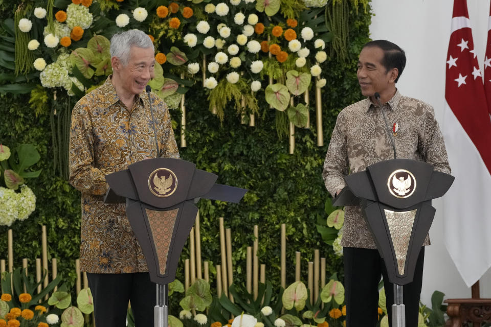 Singapore's Prime Minister Lee Hsien Loong, left, talks to journalist as Indonesian President Joko Widodo listens during a joint press conference at Bogor Presidential Palace in Bogor, Indonesia, Monday, April 29, 2024. (AP Photo/Achmad Ibrahim)