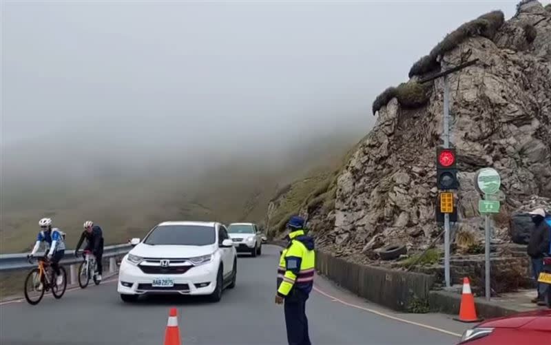 合歡山武嶺隘口設紅綠燈，有效紓解車潮。（圖／翻攝臉書中橫路況交通資訊站）