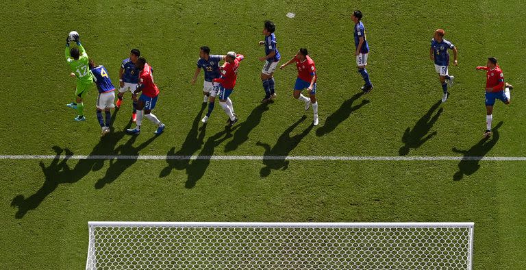 El arquero de Japón, Shuichi Gonda, controla la pelota