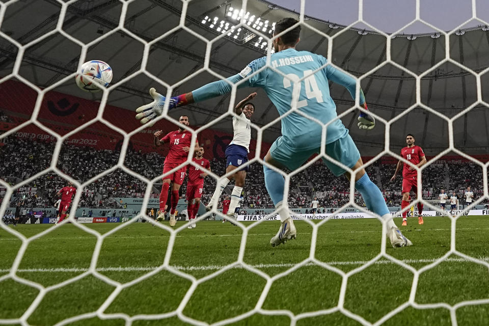 El jugador inglés Raheem Sterling celebra tras anotar el tercer gol de su equipo durante un juego del Grupo B del Mundial que enfrentó a Inglaterra e Irán en el estadio Jalifa Internacional en Doha, Qatar, el 21 de noviembre de 2022. (AP Foto/Alessandra Tarantino)