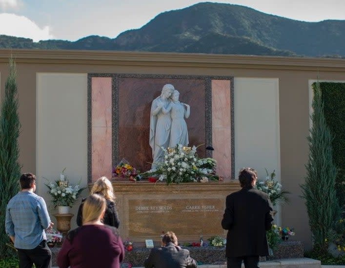 Debbie Reynolds and Carrie Fisher's tomb which has a statue of a mother and daughter embracing