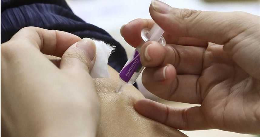 韓國施打流感疫苗釀5死，指揮中心：台灣僅1位較嚴重。圖為民眾施打流感疫苗。（圖／報系資料照、中國時報劉宗龍攝）