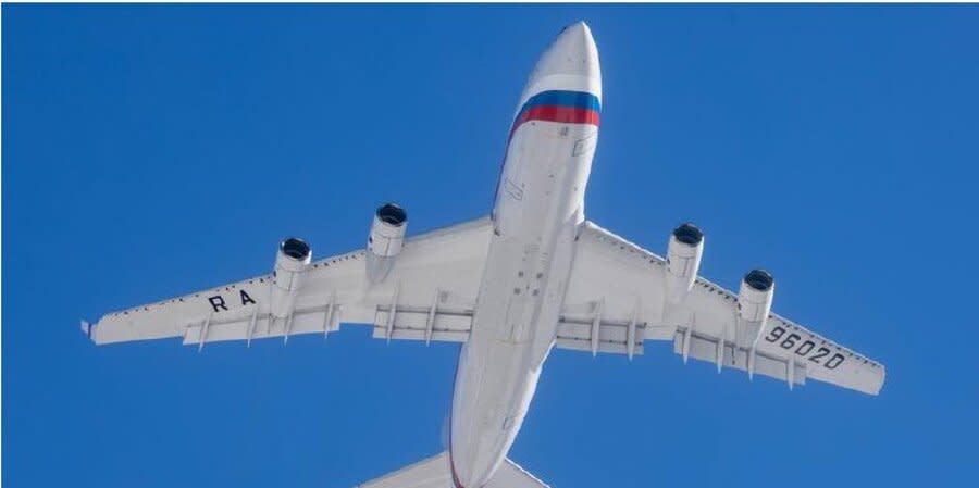 Il-96−300 arrived from Moscow to Berlin to pick up expelled Russian diplomats