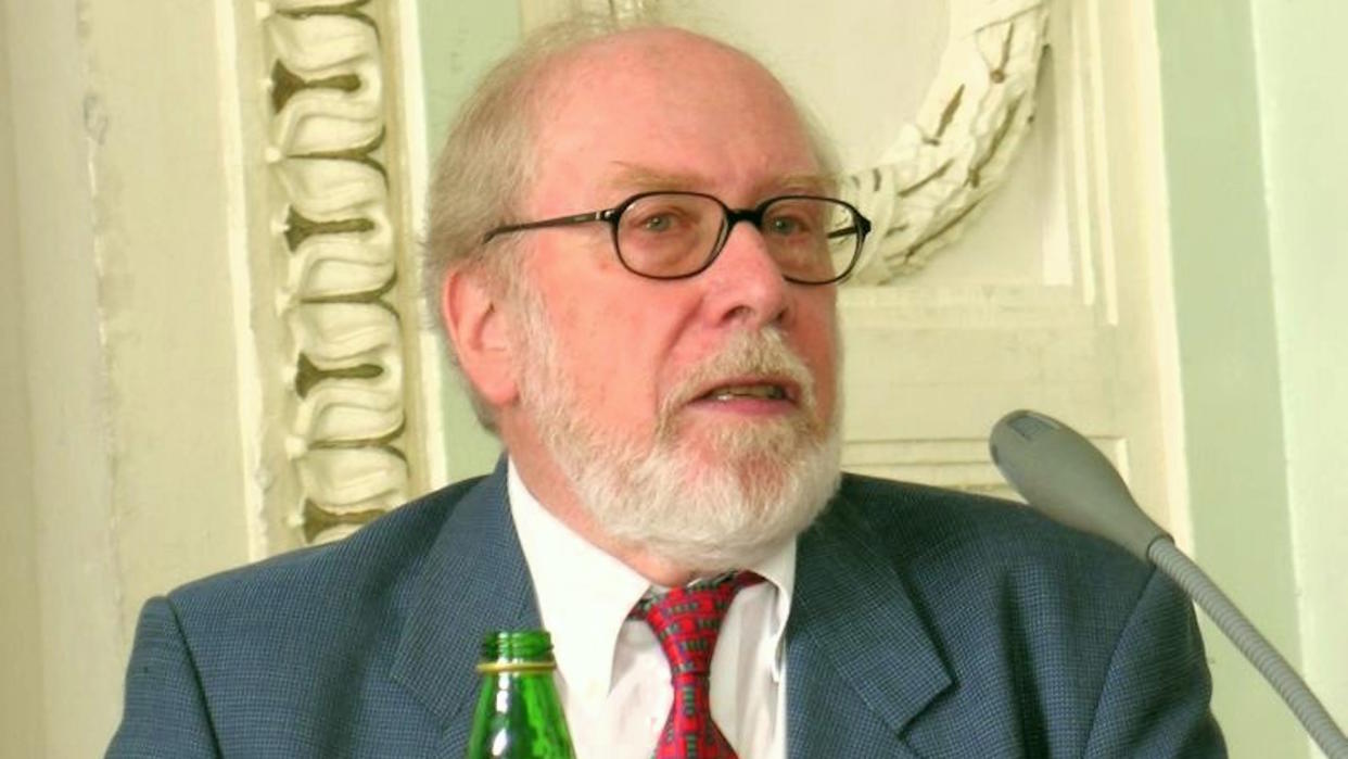  Niklaus Wirth giving a lecture in Ural State University (2005). 