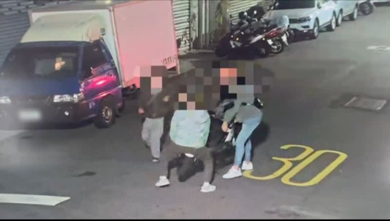 內湖4名男子徒手扛機車行竊。（圖／翻攝畫面）