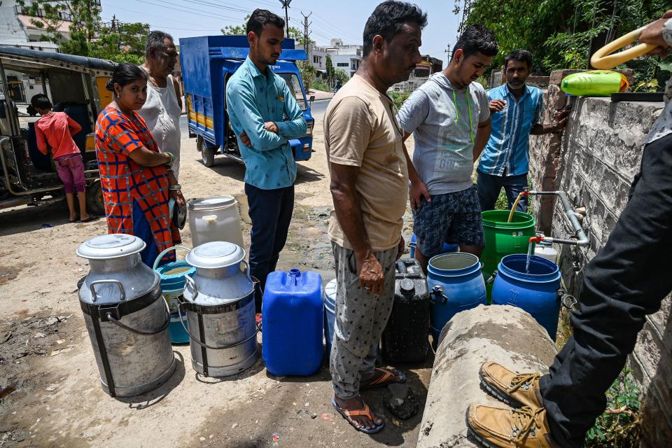 <p>Los menores dejan de acudir al colegio para recoger el agua. “No puedo pedirle ayuda al sostén de la familia. De lo contrario, pelearíamos tanto por la comida como por el agua”, dice Noor Jahan, la madre de Afroz. “Está afectando la educación de mi hijo, pero ¿qué hago? Yo sola no puedo llevar todos estos bidones”. (Foto: Prakash Singh / AFP / Getty Images).</p> 