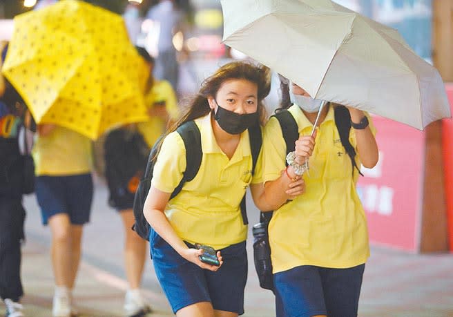 中度颱風璨樹來襲，11日入夜後，陣陣強風吹襲，圖為北市景美女中學生頂著風回家。（陳怡誠攝）