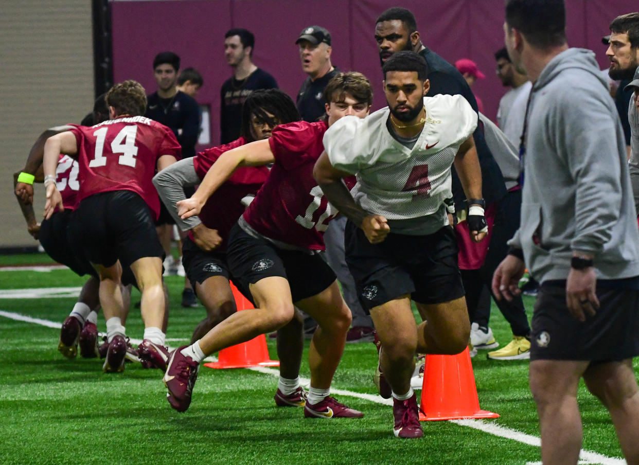 El mariscal de campo de fútbol de la Universidad Estatal de Florida, DJ Uiagalelei, y otros mariscales de campo participan en el último entrenamiento de invierno del Tour of Duty antes de la práctica de primavera de 2024 el jueves 7 de marzo de 2024.