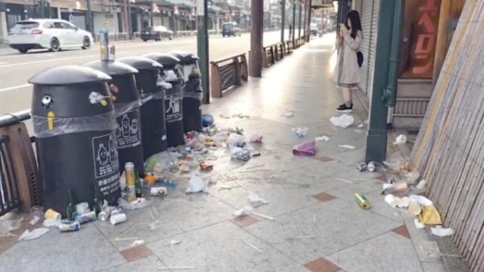 京都街頭散落大量垃圾。（圖／翻攝自MAIDONA NEWS、X@fBJZQlO8fLn5EsT）