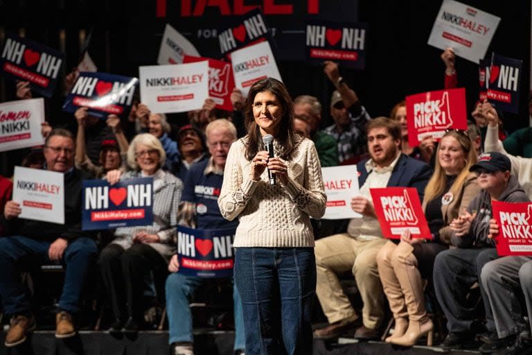 Nikki Haley les habla a sus partidarios durante un acto de campaña en Exeter, New Hampshire (Joseph Prezioso/AFP)